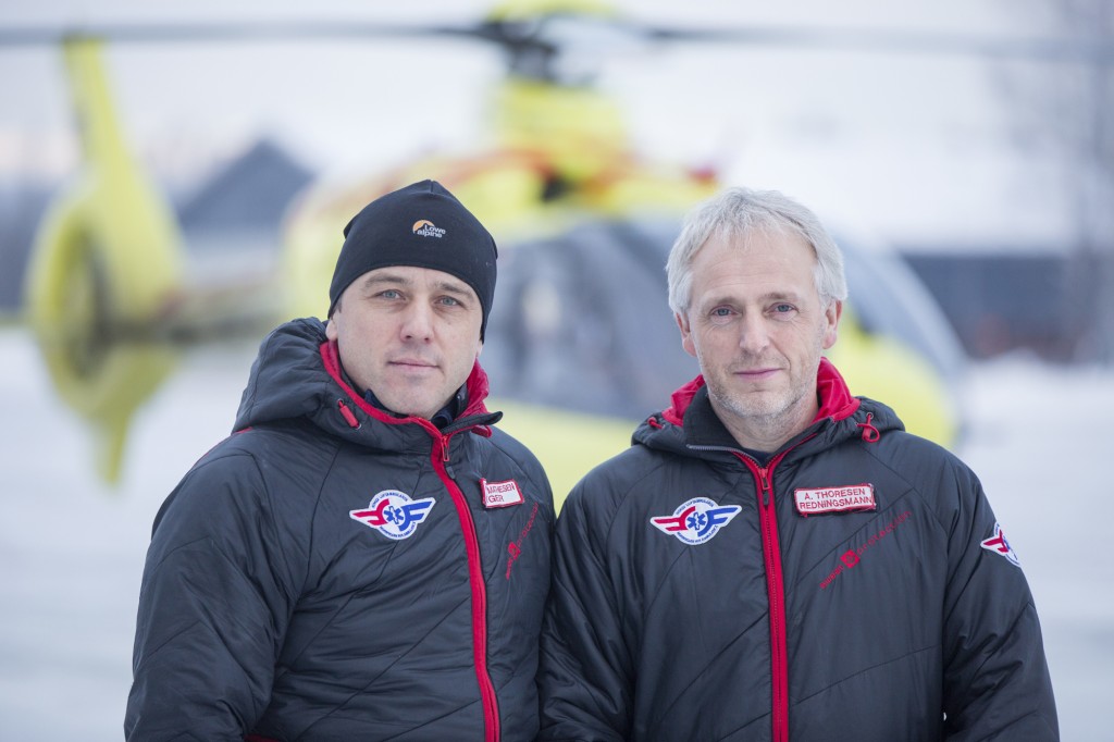 Flyger Geir Arne Mathisen og redningsmann André Thoresen i Norsk Luftambulanse ønsker at alle hindringer i lufta skal registreres og tegnes inn på de elektroniske kartene.