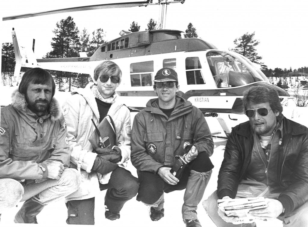 Fra påskebasen på Hovden i 1982. Fra høyre: pilot Ole Aronsen (helikopterservice), Jan Martinsen, Jens Moe og operativ leder i Røde kors hjelpekorps (ukjent navn). 