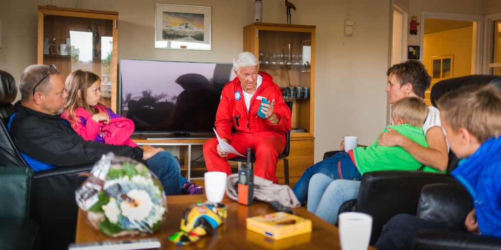 Familien er på besøk hos luftambulanselege Svein Arne Hapnes ved Stavangerbasen