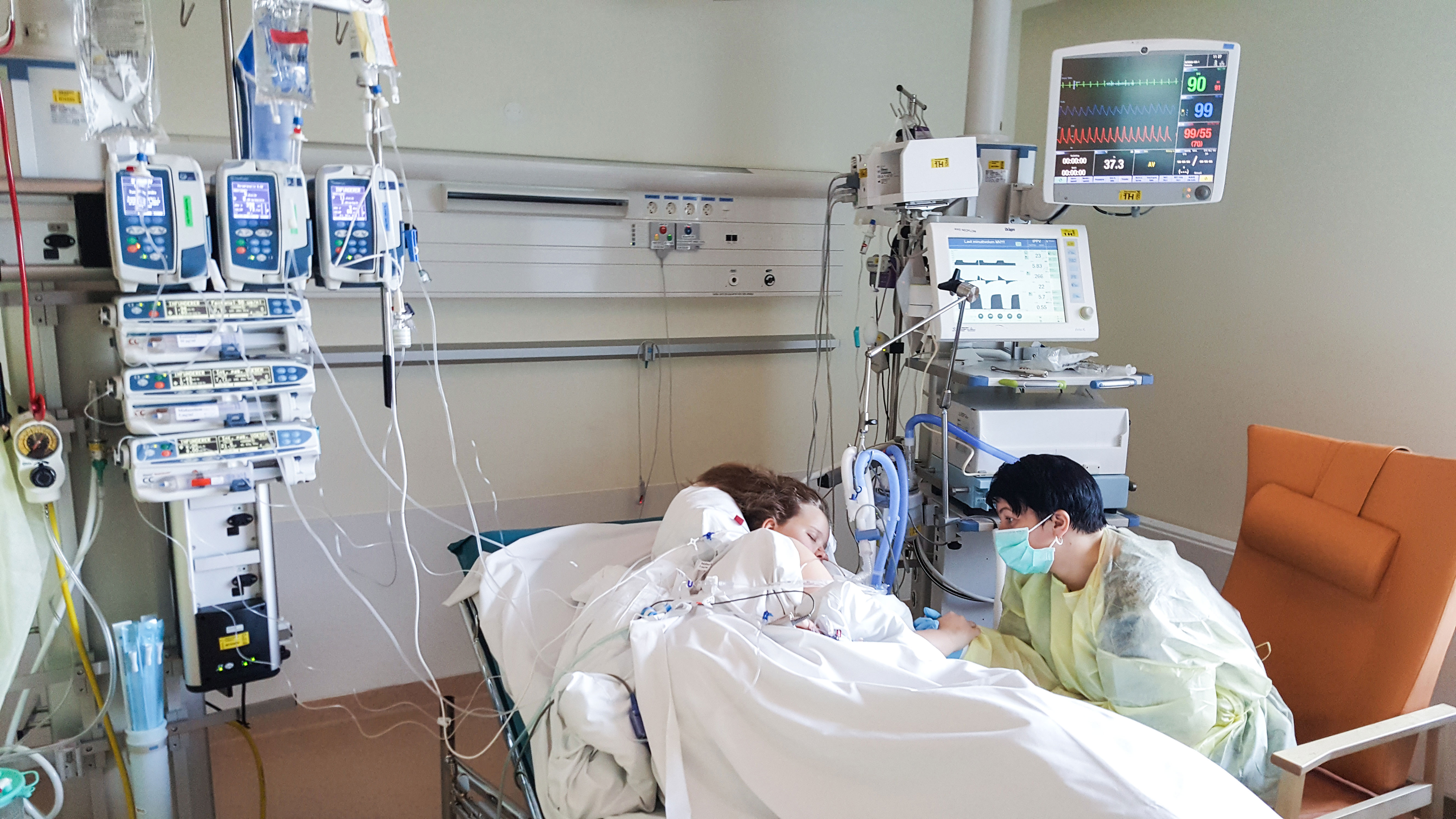 Thea lå fem døgn i kunstig koma før legene kk kontroll. Her er mor Tove Helen ved sykesenga i Stavanger.