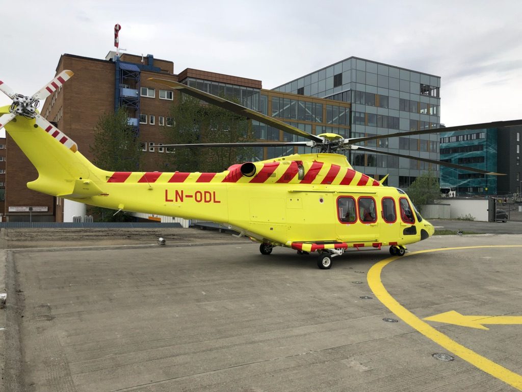 Ett av helikoptrene av typen Aw139 er i Tromsø og gjøres klar for drift.