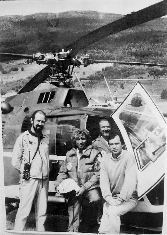 Landsskytterstevnet på Sjoa i 1985 var starten for Norsk Luftambulanse på Dombås. Fra venstre ildsjel og kommunelege Leiv Hov, redningsmann Svein Gutterup, lege Anton Hole og flyger Roy Estensen. (Foto: Privat)