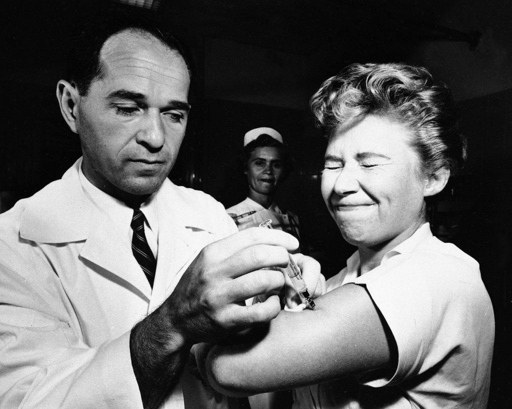 Dr. Joseph Ballinger gir sykepleieren Marjorie Hill den første vaksinen mot asiasyke på Montefiore Hospital i New York.