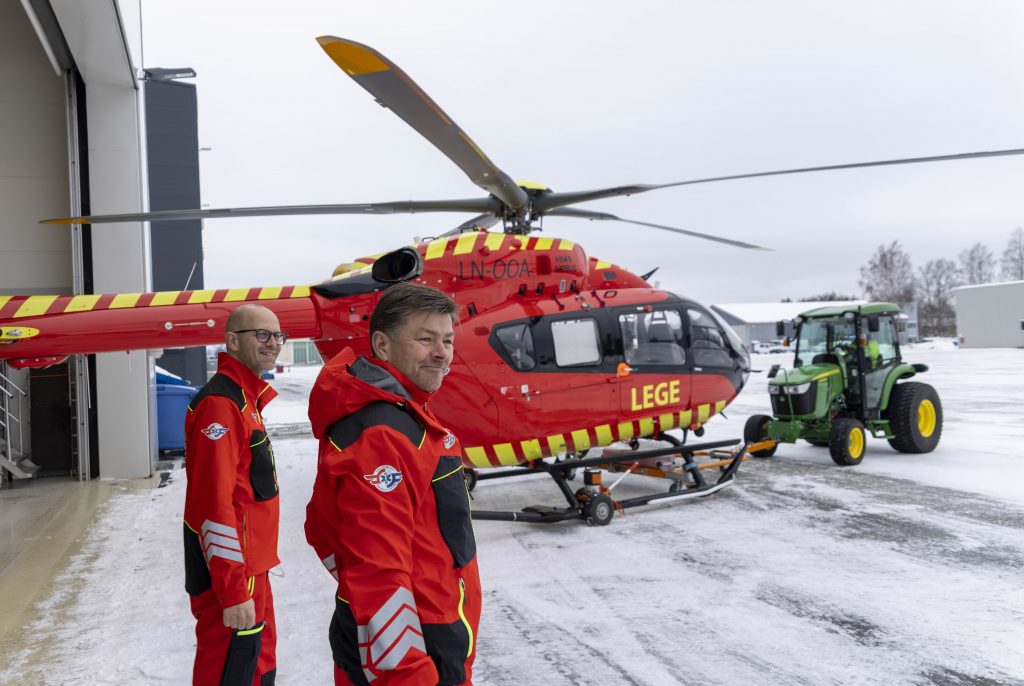 Flyoperativ fagsjef Erik Nordmann (t.v.) og flyger Trond Arild Nilsen er klar for treningstur med Utviklingshelikoptret. (Foto: Jon Tonning)