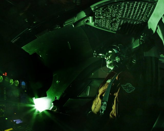 Helikopterpiloter advarer mot livsfarlig lek med laserpekere